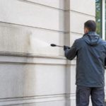 Schonende Fassadenreinigung an einem Berliner Gebäude