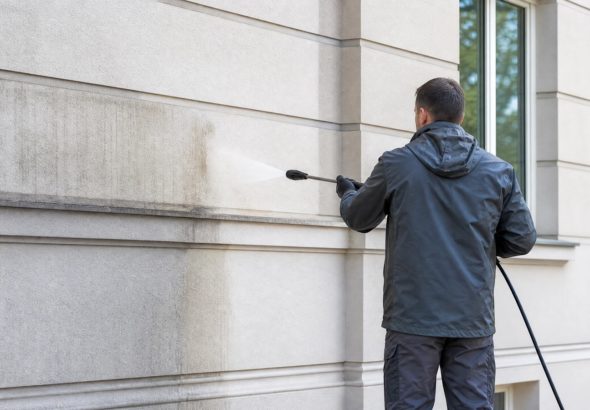 Schonende Fassadenreinigung an einem Berliner Gebäude