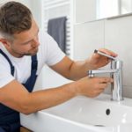 Moderne Sanitärinstallation in einem Wohnbad